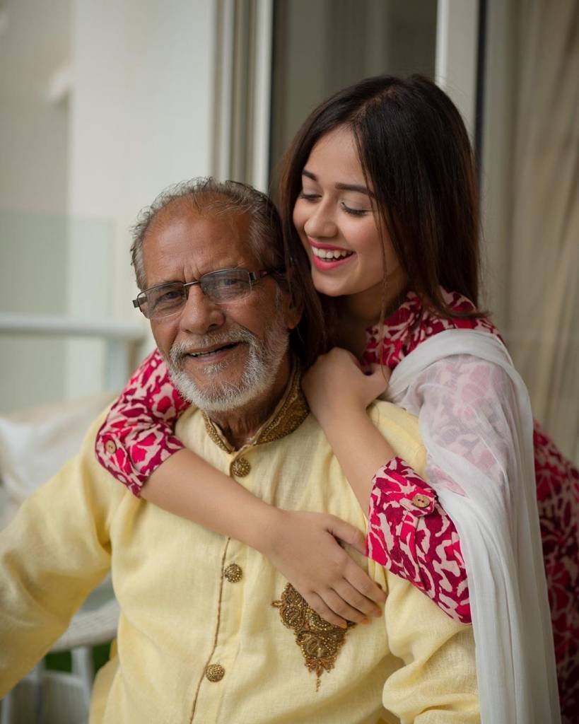 Jannat-Jubair-with-her-Grand-Father-at-her-mumbai-residence