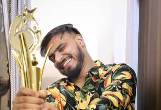 Youtube king Amit Bhadana receiving the Viral Content of the year award