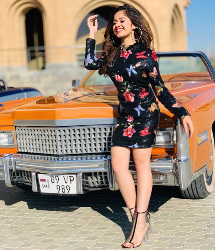 hot-looking-Zannat-Zubair-in-floral-dress-in-Armenia